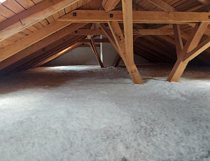 Zateplení stropu rodinného domu pomocí foukané izolace